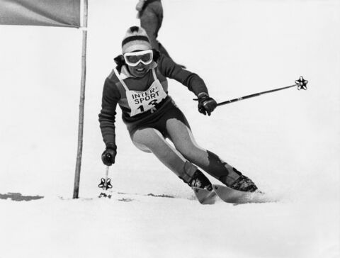 Bei einem Riesenslalom-Event 1972 macht sie ihren Konkurrentinnen das Leben schwer.