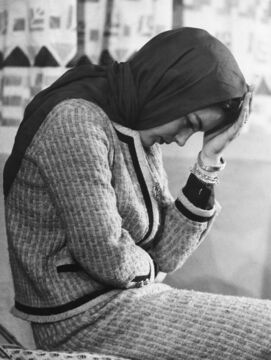 Romy Schneider mit Kopftuch