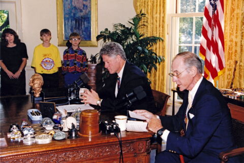 Ihnen steht eine jährliche Rente von 400 Tausend US-Dollar zu.