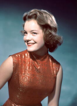 Romy Schneider im roten Kleid