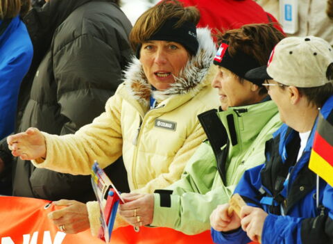 Beim Skilanglauf Weltcup 2003 feuert sie die Sportler:innen von der Tribüne aus an.