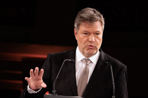 Seine Ehefrau beschwert sich, dass Habeck so selten zu Hause ist