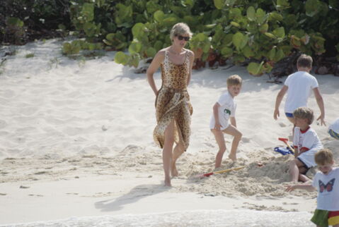 Prinzessin Diana in einem Strandkleid mit Leopardenmuster