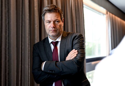 Bei Calls im Home Office könnte er parallel auch mal die Wäsche machen