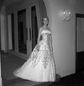 Romy Schneider im weißen Abendkleid