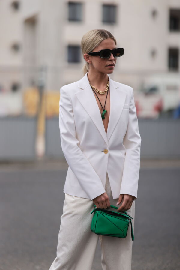 Diese Promis zeigen sich im heißen Shirtless Blazer Look
