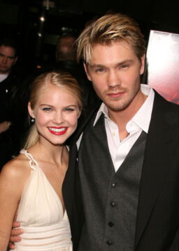 Als Chad Michael Murray seine spätere Freundin Kenzie Dalton kennenlernte, ging diese noch zur Schule.