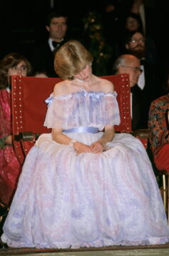 Auch schlafend elegant: Prinzessin Diana in einem fliederfarbenen Kleid