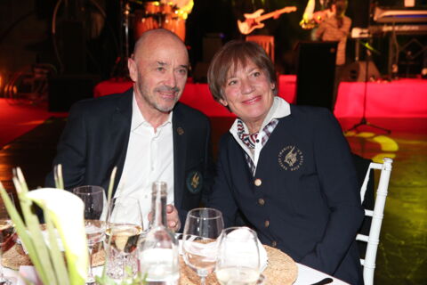 Auch danach bleibt sie in der Öffentlichkeit und zeigt sich an der Seite von Ehemann Christian.