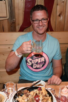 Ihm gehört ein Restaurant sowie ein Luxus-Resort