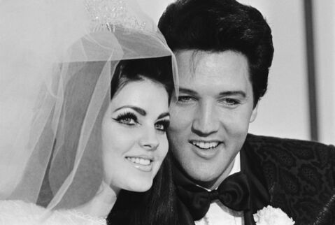 Als Elvis Presley seine spätere Frau Priscilla kennengelernt hat, war sie gerade einmal 14 Jahre alt.