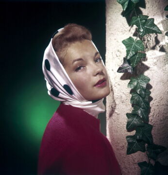 Romy Schneider mit Kopftuch