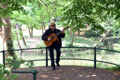 Er spielt Musikinstrumente