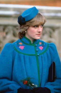 Prinzessin Diana in einem atemberaubenden blaugrünen Mantel und einem passenden Hut