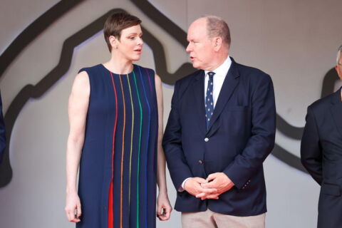 Brünett und glatzköpfig