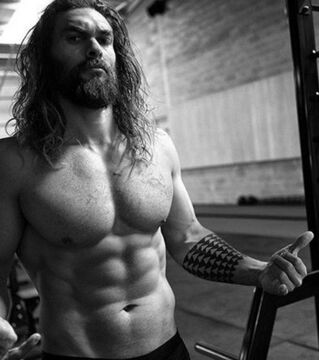 Jason Momoa - Qu'il soit un Dothraki sur terre ou Aquaman dans l'eau, Jason Momoa impressionne par son physique. Le pire c'est qu'il aime beaucoup la bière.
