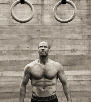 Jason Statham - A 51 ans, Jason Statham ne se laisse pas aller. Adepte du travail au poids de corps, le Britannique reste musclé au fur et à mesure des années.