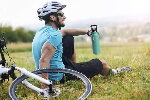 Cette bouteille en acier inoxydable possède une double paroi isolée.