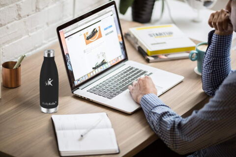 Cette gourde permet de maintenir des boissons chaudes (12h) comme froides (24h).