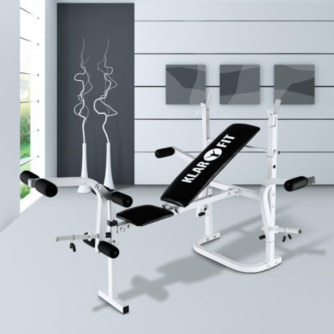 Le banc de musculation Klarfit Workout Hero peut supporter une capacité max de 160 kg. Le cadre est en acier et il dispose de barres de flexion pour les jambes et les bras. Prix : 80,99 euros.