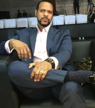 Aujourd'hui il reste dans le milieu, bien que retraité. S'il est toujours aussi grand, la masse musculaire elle n'est pas restée.