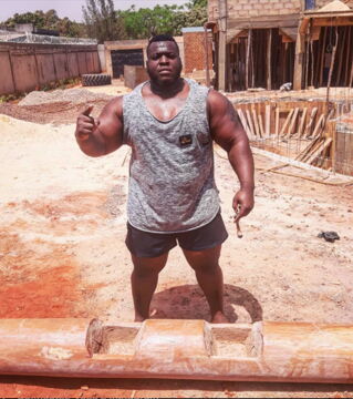 Iron Biby est considéré comme le Hulk du Burkina-Faso.