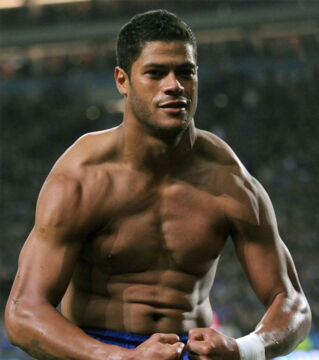 On a mis Hulk, le footballeur brésilien pour deux raisons. Son nom et son énorme frappe de balle.