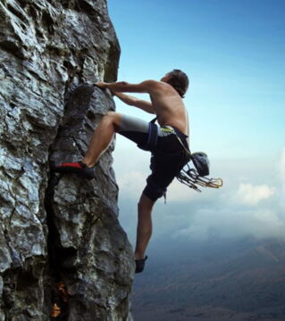 L'escalade - On n'y pense pas assez souvent mais l'escalade demande de l'effort à tous les muscles du corps. On peut y brûler jusqu'à 750 calories en une heure.