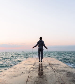 La corde à sauter - Trop peu utilisée, cet accessoire peut clairement devenir une discipline à part entière. On dépense entre 700 et 900 calories par heure.