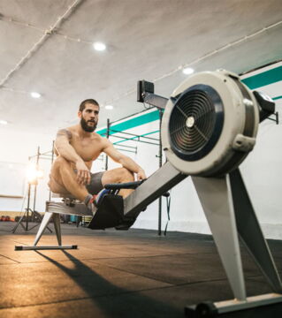 Le rameur - Un des accessoires les plus utilisés dans les salles de sport, le rameur nécessite le travail de l'ensemble des muscles du corps, tout en travaillant le cardio. On peut y dépenser jusqu'à 1000 calories en une heure.