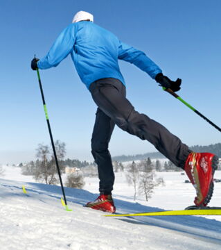 Le ski de fond - Essentiellement réservé à l'hiver, le ski de fond est parfait pour faire disparaitre les fondues et autres raclettes. Une séance d'une heure permet d'éliminer entre 750 et 1150 calories.