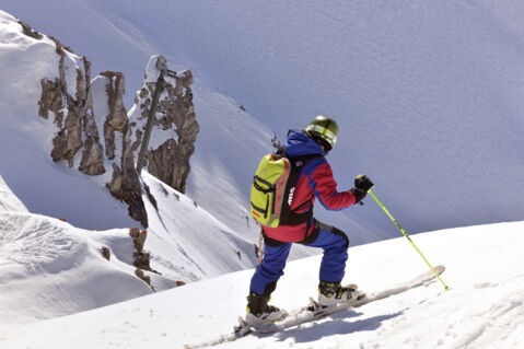 Le ski - Moins efficace que son cousin le ski de fond, faire quelques descentes demande beaucoup d'énergie. Jusqu'à 650 calories en une heure.