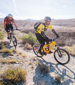 Le vélo - Peu importe le type de vélo, d'appartement, mountain bike ou cyclisme, vous allez dépenser beaucoup de calories dans ce sport. Jusqu'à 800 pour les plus énergiques.