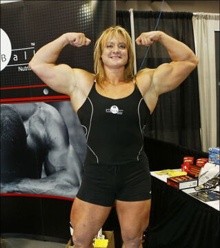 9. Becca Swanson : seule femme du monde à avoir fait du squat avec plus de 800 pounds (365 kilos)