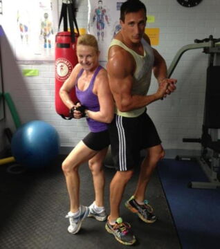 Un couple aux bras musclés et aux jambes frêles