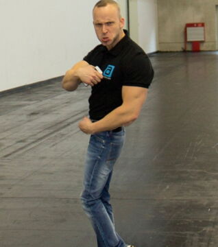 Un sportif dans un parking qui a oublié le leg day