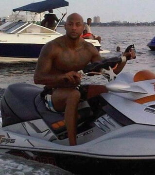 Booba non plus n'a pas assez travaillé les jambes
