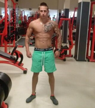 Photo en salle de sport, un joli torse, de petites jambes