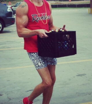 Une caisse de bière, des bras, mais pas de jambes