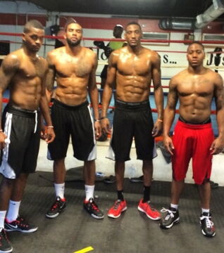 Un groupe de sportifs qui a oublié de muscler les jambes