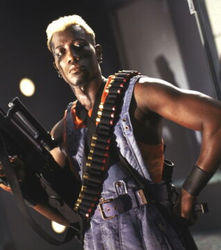 Simon Phoenix (Wesley Snipes) dans Demolition Man, en adversaire de Sylvester Stallone
