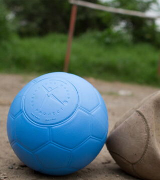 BONUS - Ballon extra durable - One World Play Project. Si vous avez peur de balancer plein d'argent pour qu'il crèvent dans une haie 10 minutes plus tard, prenez celui-ci. Il pourrait parfois servir en pro.