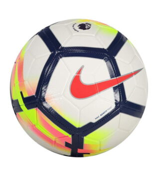 HERBE (et parfois boue) - Nike Strike Premier League - Nike. C'est le ballon de la Premier League depuis 18 ans. Prétentieux, comme son championnat.