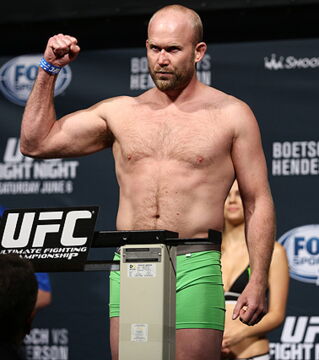 ... Le mythique Tim Boetsch. La barbe a légèrement poussé entre temps, les tatouages immondes ont en revanche disparu.