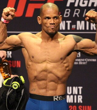 Le poids mouche nous fait penser à Hector Lombard, combattant chez les poids moyens au physique assez proche, en plus grand.