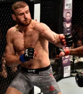 Sa barbe et son visage font fortement penser à son évolution intermédiaire : Jan Blachowicz, contender chez les lourds légers.