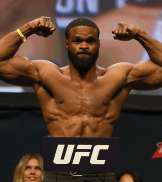 ... Tyron Woodley, également ancien champion, chez les welters. Excellent lutteur, punch power solide, et belle barbe avec un physique sculpté ! Les cheveux ont légèrement poussé entre temps.