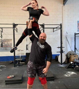 Apparement c'est aussi à la mode chez Laurence Shahlaei de porter sa femme à une main.