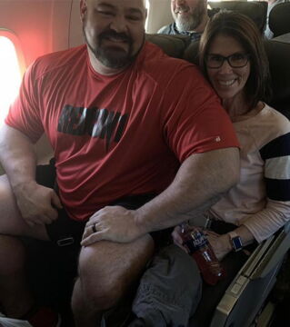 Brian Shaw semble avoir quelques problèmes avec sa voisine dans l'avion.