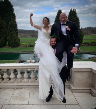 Eddie Hall s'amuse à soulever son meilleur pote Martyn Ford et sa femme à leur mariage. Sans effort.
